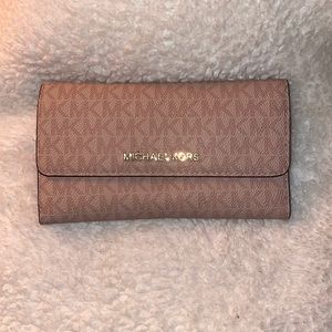 Michael Kors trifold wallet 👛